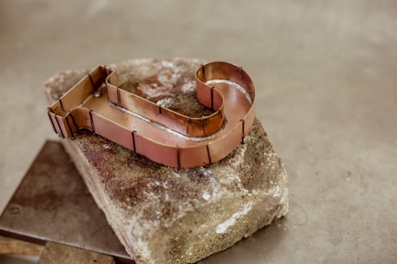 Kovácsoltvas kapuelem