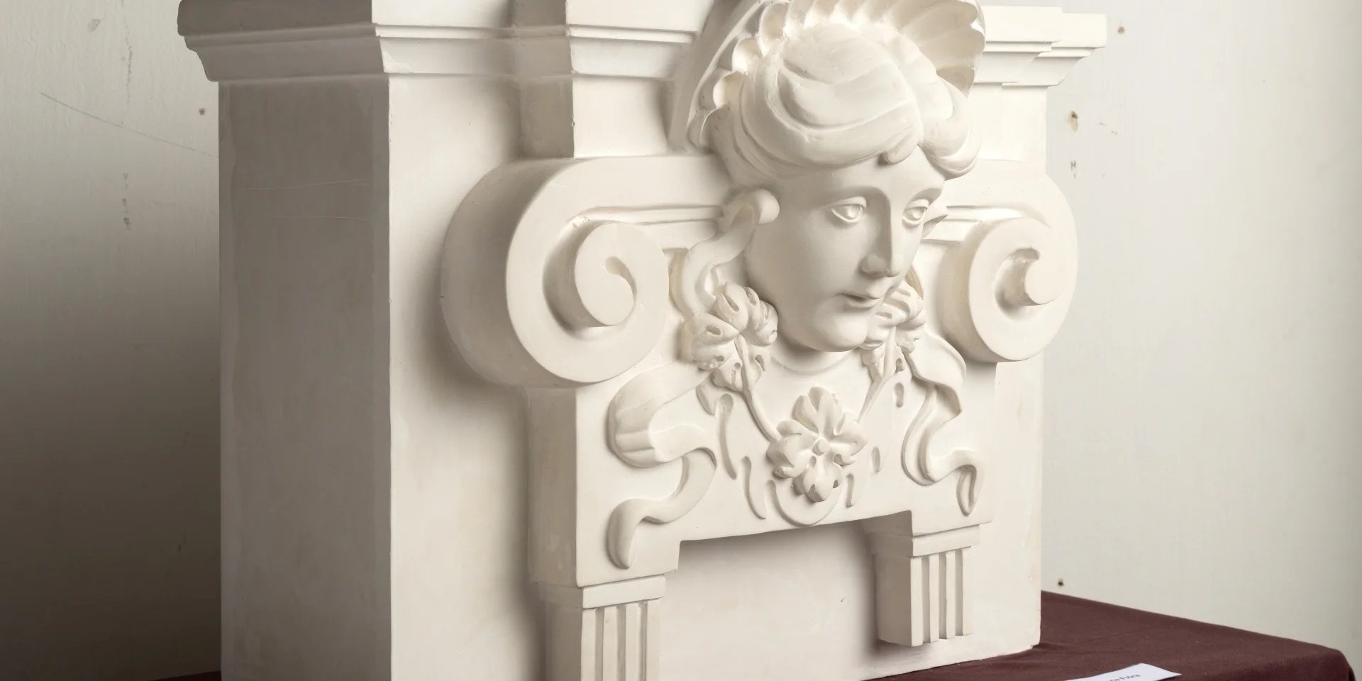Országos Idegennyelvű Könyvtár klasszicista pilaszterfőjének másolata