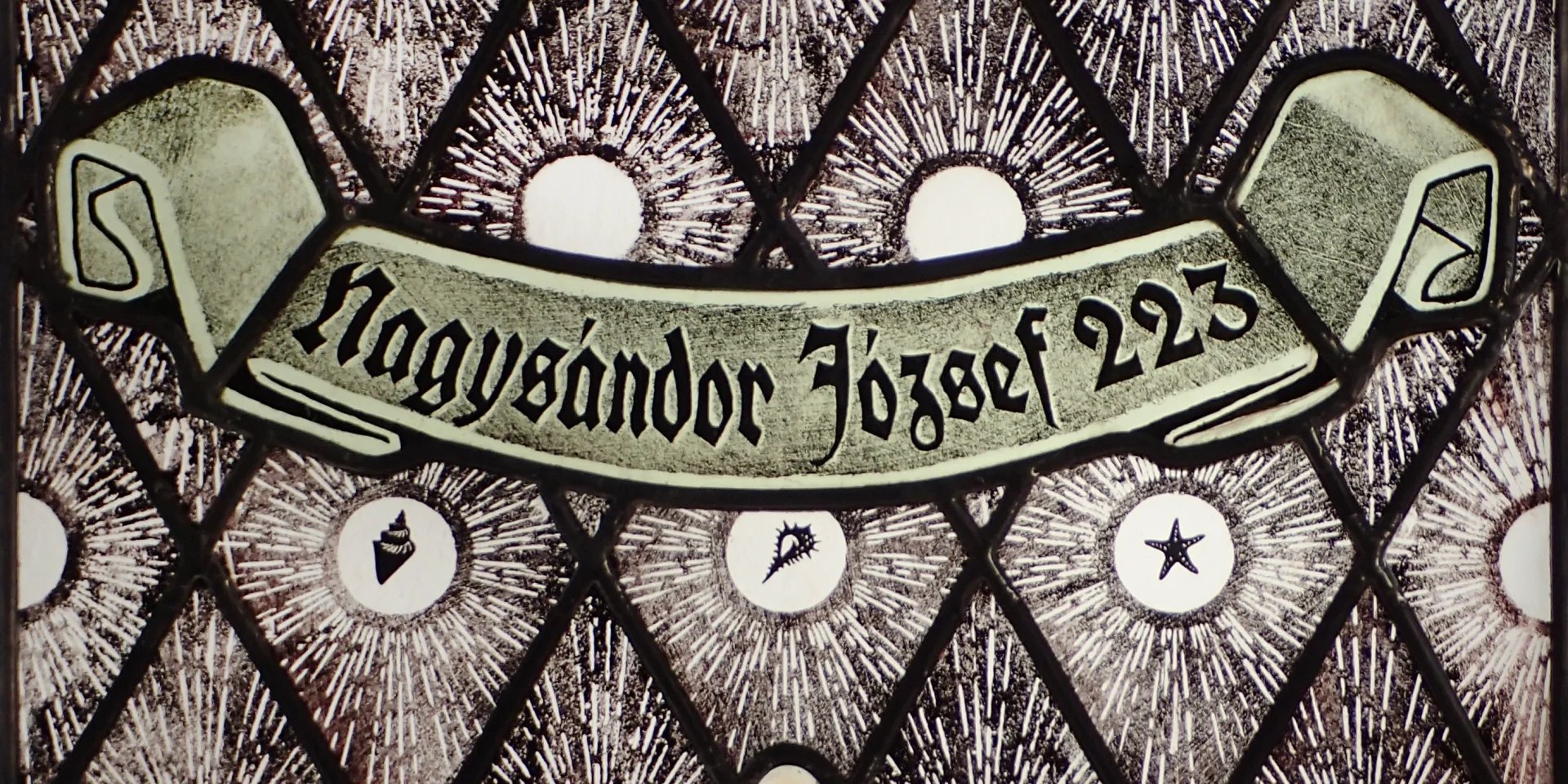 Szalagos felirat terülő mintával