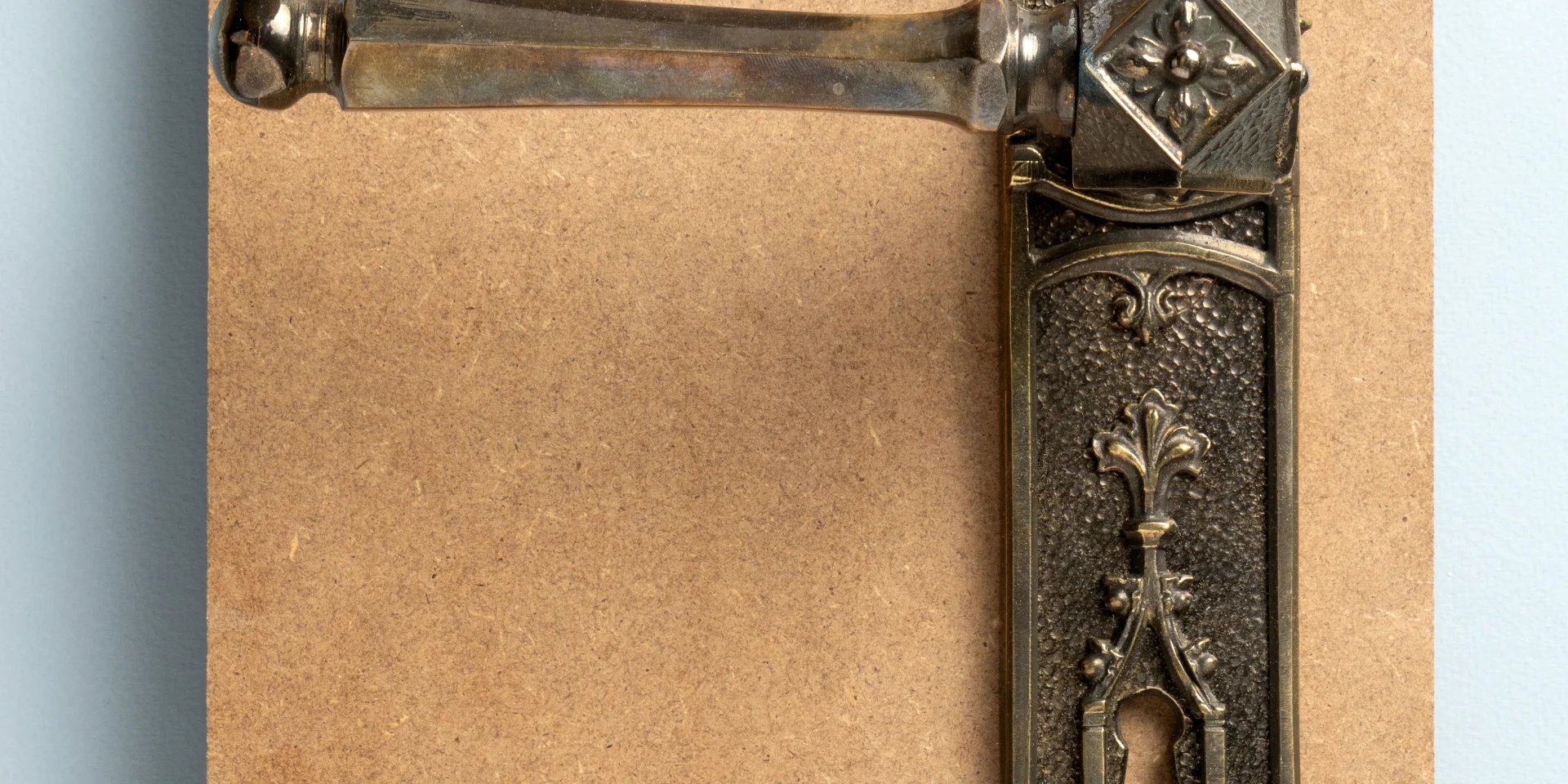 Neogótikus kilincs és pajzs